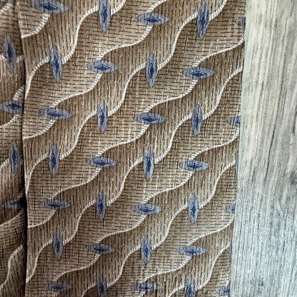 Van Heusen 100% Silk Brown Geometric Pattern Necktie - Classic Men’s Dress - Picture 2 of 6